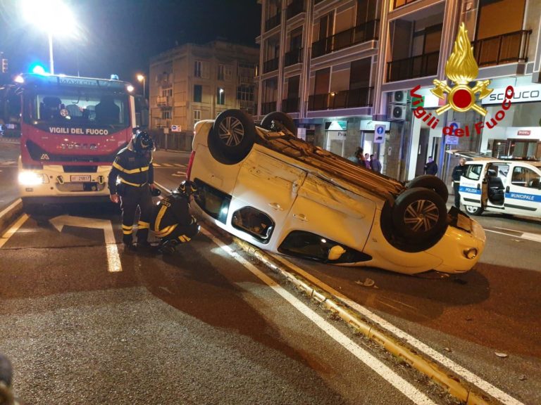 Messina, auto si ribalta sul viale Boccetta: un ferito