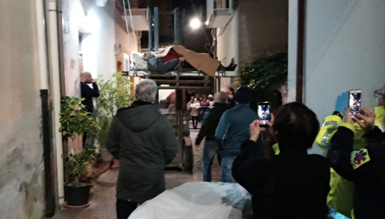 Uomo di 200kg rimane bloccato in casa all’arrivo del 118. E’ stato calato dal balcone