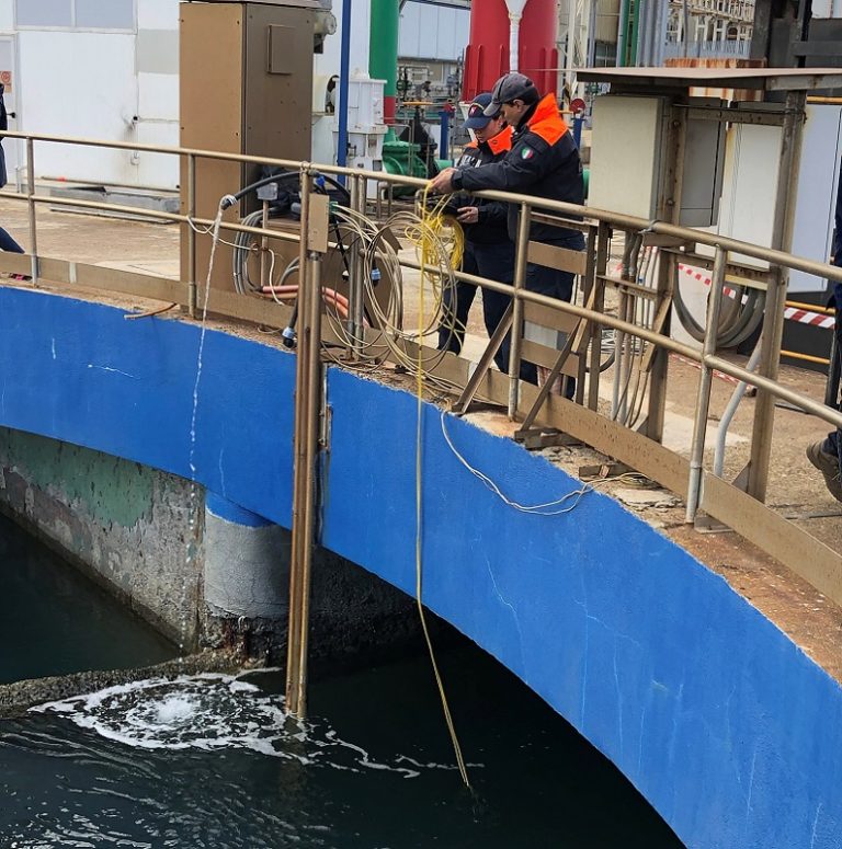 Eseguiti campionamenti presso gli scarichi a mare di Raffineria, Centrale e depuratore di Giammoro