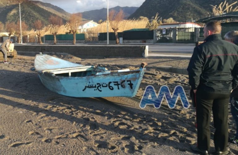 Brolo, ritrovata sulla spiaggia una barca con scritte in arabo. Collegamento coi sub morti?