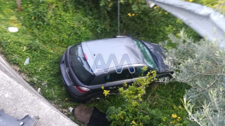 Grave incidente tra due vetture sulla SP155: una finisce fuori strada. Due feriti