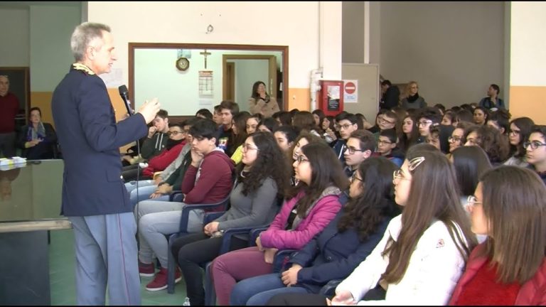 Capo d’Orlando, incontro a scuola su rischi e pericoli della rete – VIDEO