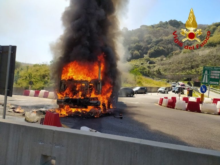 Spettacolare incendio allo svincolo Giostra, autocompattatore in fiamme