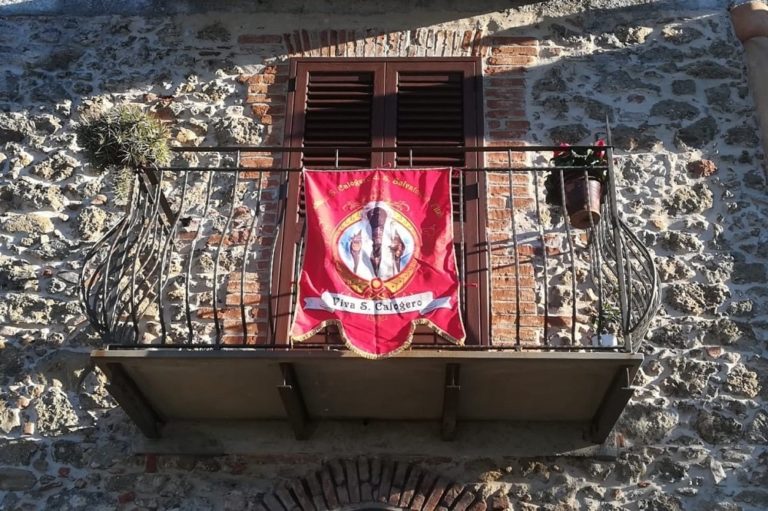 A San Salvatore di Fitalia centinaia le bandierine con San Calogero