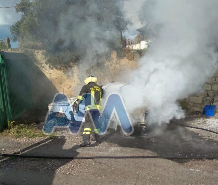 Brolo, auto prende fuoco in c.da Malpertuso. Rogo spento dai Vigili del Fuoco