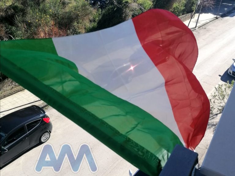 Un tricolore fuori da ogni casa, simbolo dell’Italia unita contro il virus