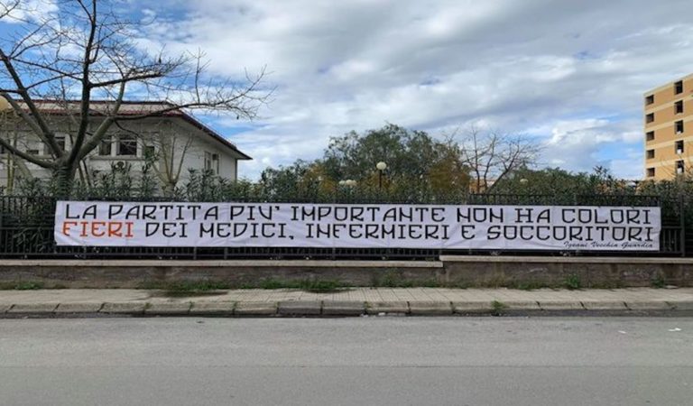 Il Coronavirus ferma i campionati dilettantistici. A Barcellona striscione davanti all’ospedale