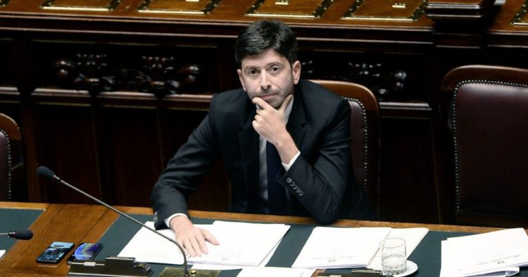 Ministo Speranza: “Il vaccino anti-covid sarà somministrato gratuitamente”, prime dosi in arrivo a gennaio