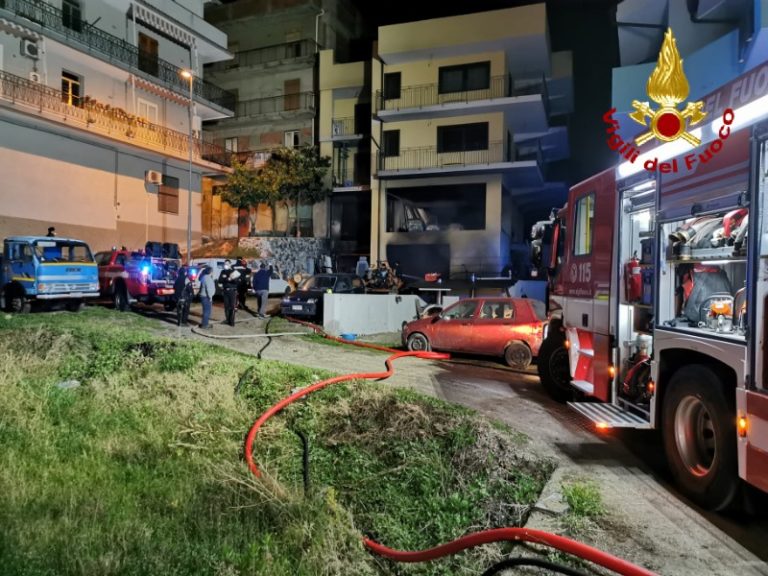 Messina, incendio in abitazione. Ferito il proprietario