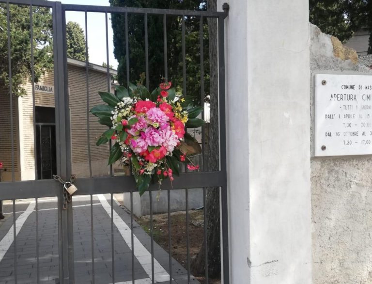 Fiori sulle porte dei cimiteri chiusi a Capo d’Orlando, Naso e Sant’Agata M.llo