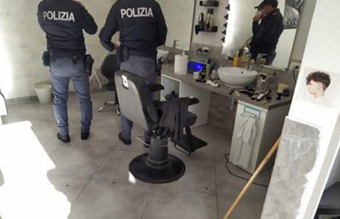 Salone da barba abusivo e “recidivo”. Barbiere e due clienti in un garage da 12 mq