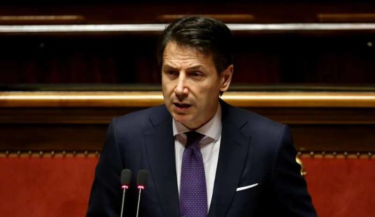 Conte al Senato: “Mascherine da utilizzare fino a quando non saranno pronti vaccino o terapie”