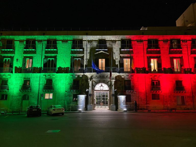 Palermo – La facciata di Palazzo d’Orleans si illumina di Tricolore