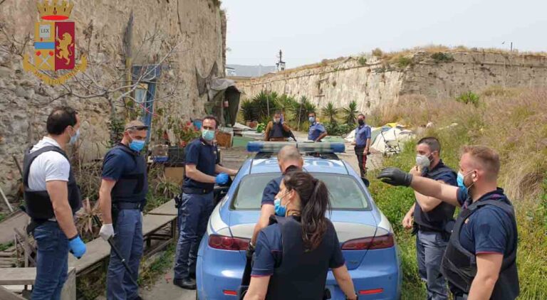 Accoltella al volto un connazionale e sequestra e violenta una coppia, fermato 39enne tunisino