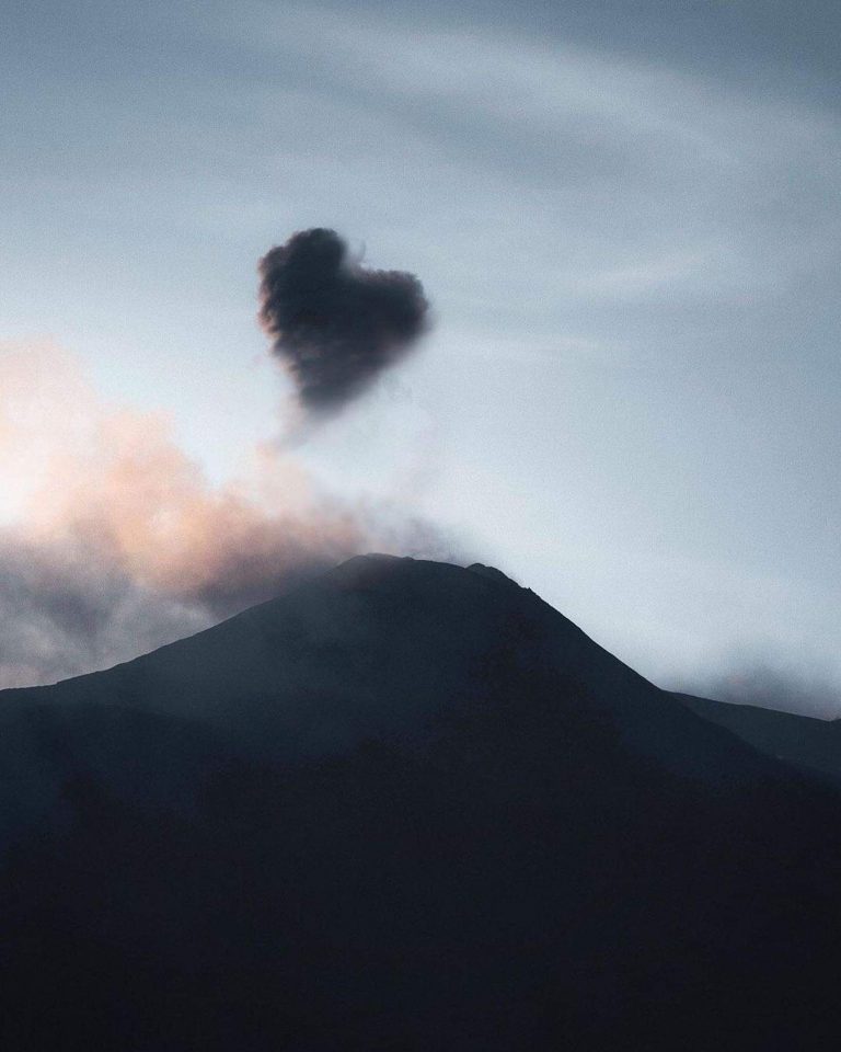 L’emozionante cuore di cenere dell’Etna, “il vulcano ci mostra il suo amore”