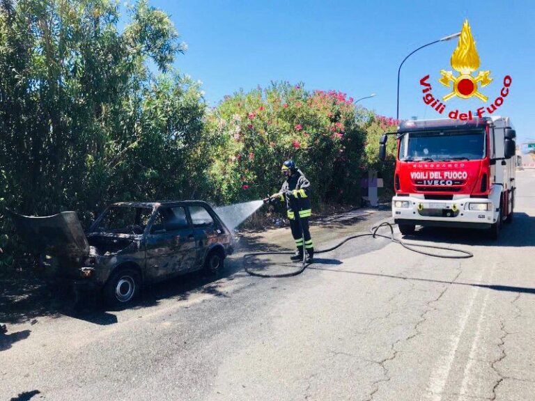 Barcellona – Auto prende fuoco sulla A/20, intervengono i Vigili del Fuoco