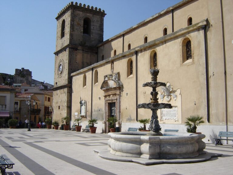 Rapina violenta in casa a Castroreale, due malviventi in fuga. Uomo ricoverato a Palermo