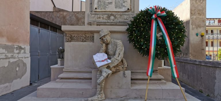 Brolo, consegnato un camice bianco al monumento del milite ignoto