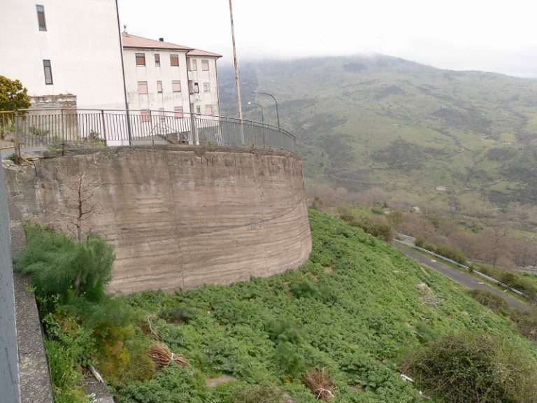 Santa Domenica Vittoria, la progettazione del consolidamento del versante degli alloggi popolari