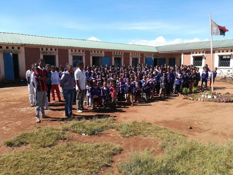 Acquistati arredi scolastici e realizzato un campo di basket: “Grazie Diocesi di Patti!”