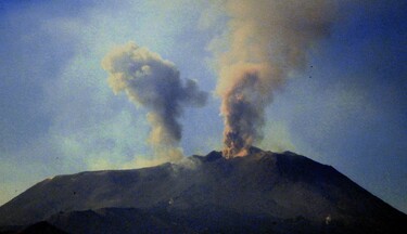 Etna: plume di cenere e forte tremore dal nuovo cratere di Sud-Est