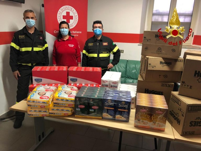 I Vigili del Fuoco di Messina donano beni di prima necessità alla Croce Rossa