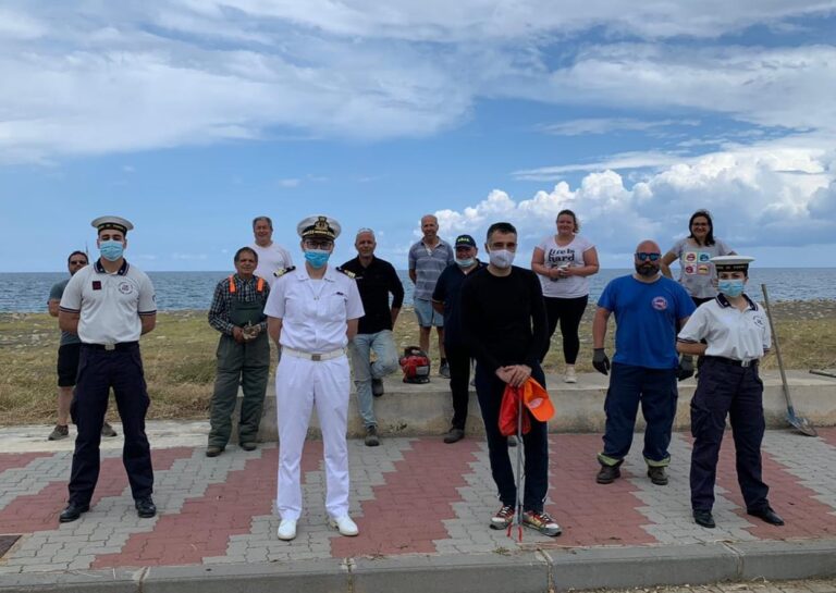 Acquedolci: volontari, sindaco e Guardia Costiera puliscono la spiaggia