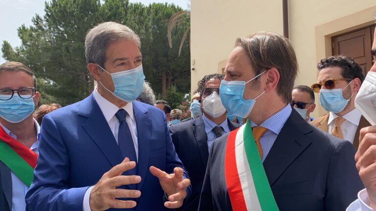 Ospedale di Niscemi, Musumeci inaugura un nuovo reparto