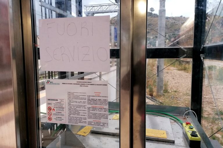 Capo d’Orlando – Fuori servizio da mesi gli ascensori per disabili alla stazione ferroviaria