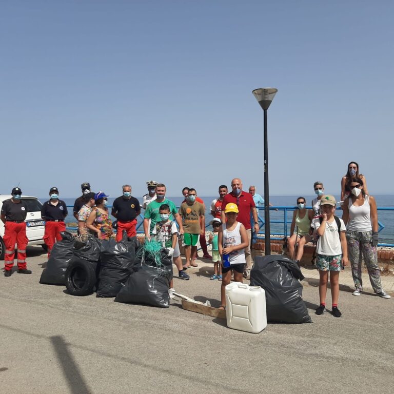 S. Stefano Camastra, i volontari puliscono la spiaggia di Ponte degli Orti