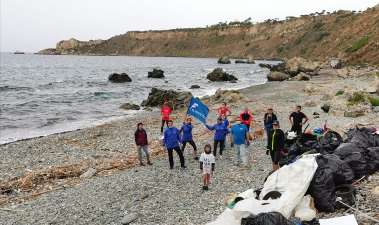 Milazzo – I volontari liberano la Baia di Sant’Antonio da quintali di plastica e mascherine anti-Covid