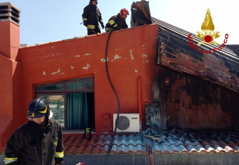 Barcellona – Incendio di pannelli fotovoltaici, intervengono i Vigili del Fuoco