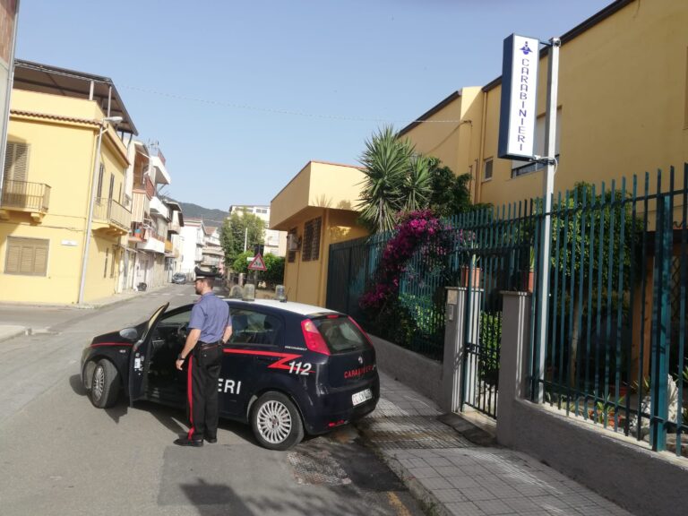 Oliveri, maltratta la compagna. All’arrivo dei carabinieri minaccia di gettarsi dal balcone