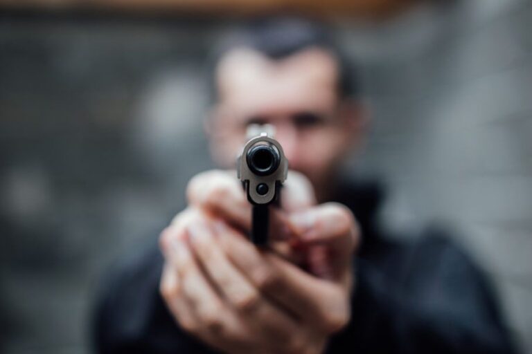 Per gelosia spara tre colpi di pistola contro la finestra di un vicino, arrestato un 35enne a Messina