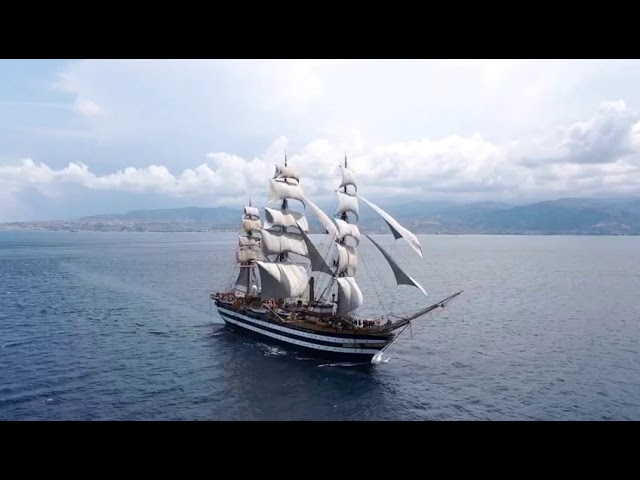 Il transito della Nave Scuola Amerigo Vespucci sullo Stretto di Messina – Video