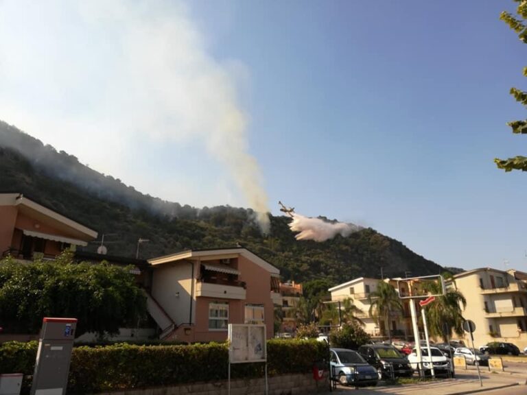 Piraino – Elicotteri e canadair al lavoro per spegnere le fiamme