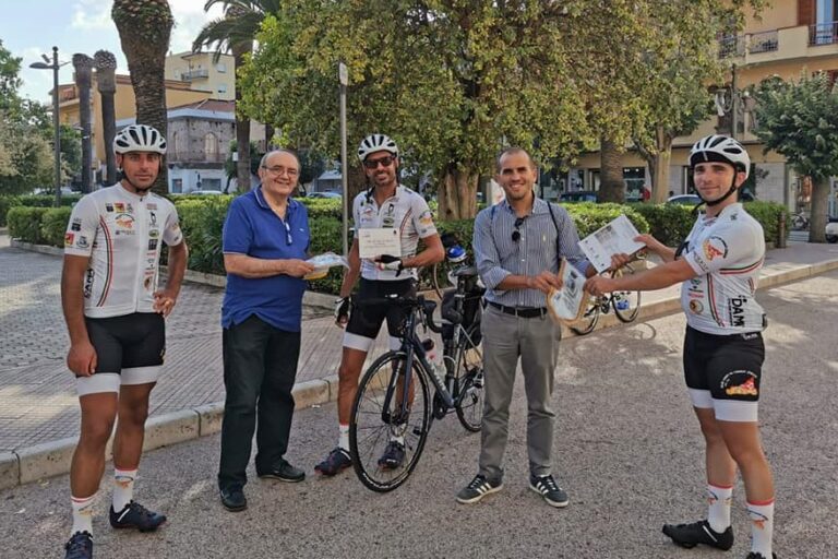 Tappa orlandina per i tre ciclisti della Pro Loco Acireale, in giro per la Sicilia in bici