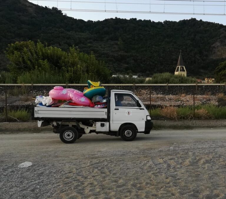 Gliaca di Piraino – Ombrelloni segnaposto lasciati in spiaggia sequestrati dal comune