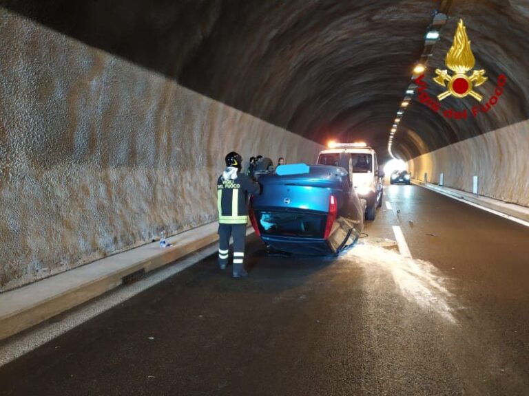 Auto si ribalta sulla A/20 nei pressi di Rometta, intervengono i Vigili del Fuoco