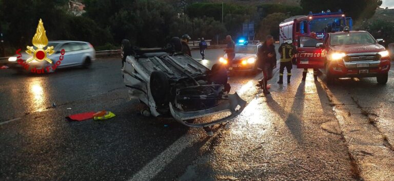 Auto si ribalta sulla A/20 nei pressi di Messina Centro, intervengono i Vigili del Fuoco