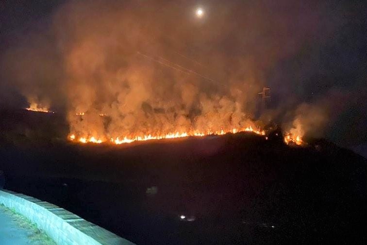 I piromani colpiscono anche a Naso, due incendi devastano Brucoli e Miceli