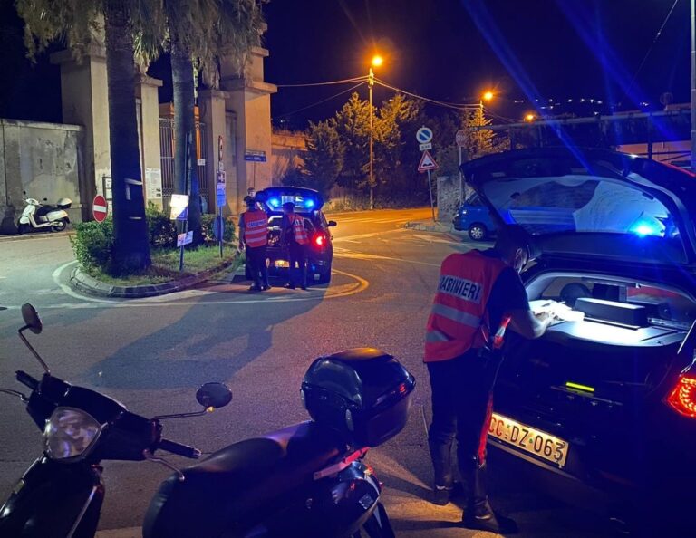 Rissa notturna a Panarea in pieno centro: 5 denunciati dai Carabinieri