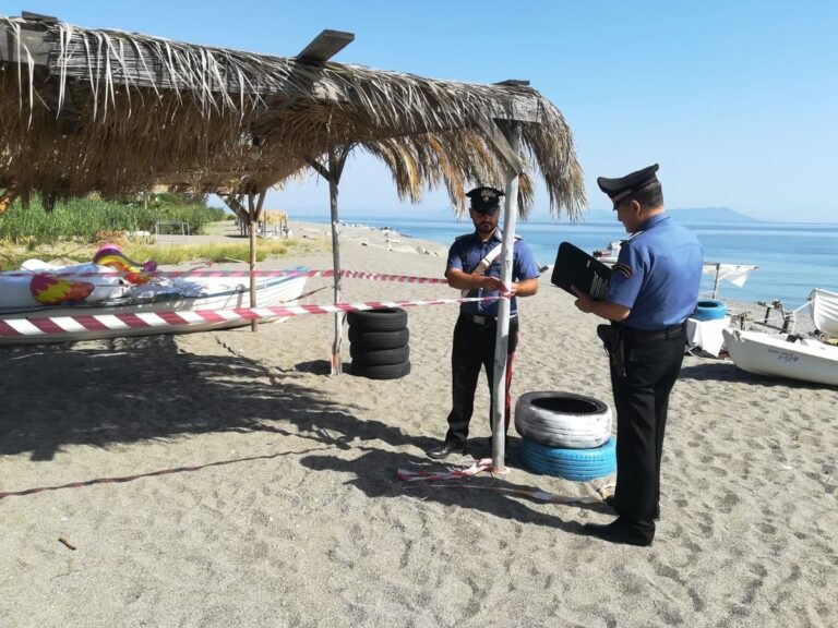 Avevano creato un’area privata abusiva in spiaggia, 8 denunce tra Gioiosa e Patti