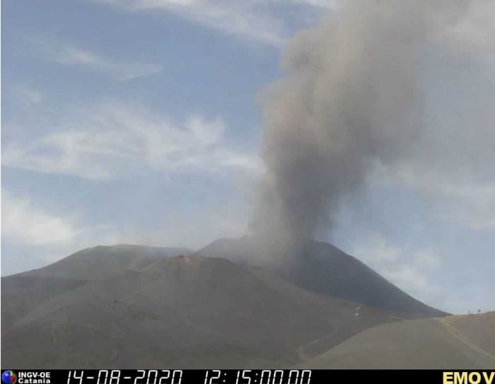 Alta colonna di fumo dall’Etna, attività stromboliana con cenere lavica