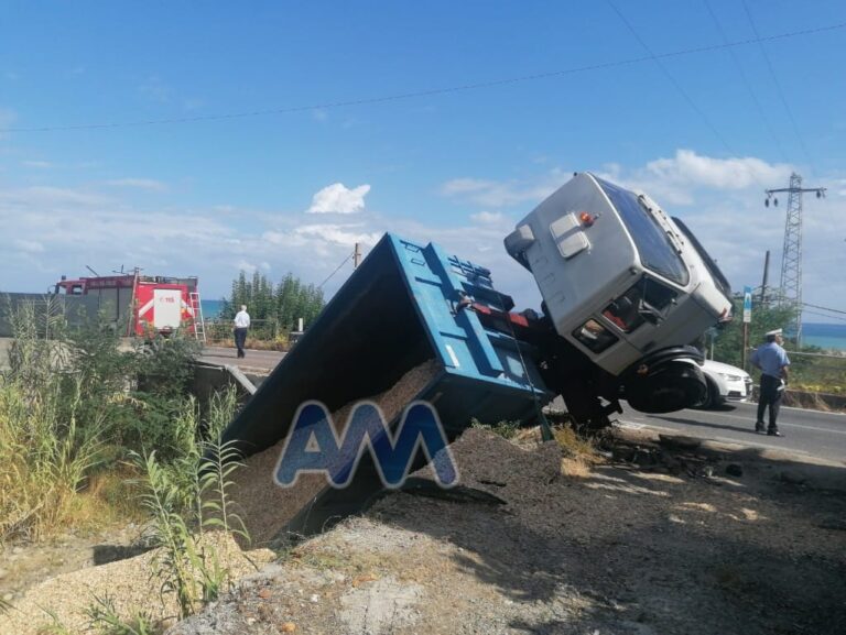 Incidente a Santa Carrà, sulla SS113 – Camion esce di strada e finisce nell’alveo del torrente