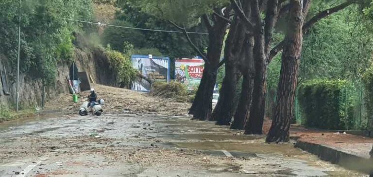 Messina, bomba d’acqua sulla città. Frana sulla panoramica dello Stretto.