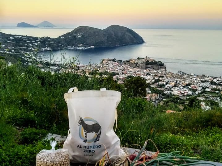 “Offro camera vista mare a Lipari in cambio di aiuto nell’azienda agricola”, migliaia le richieste