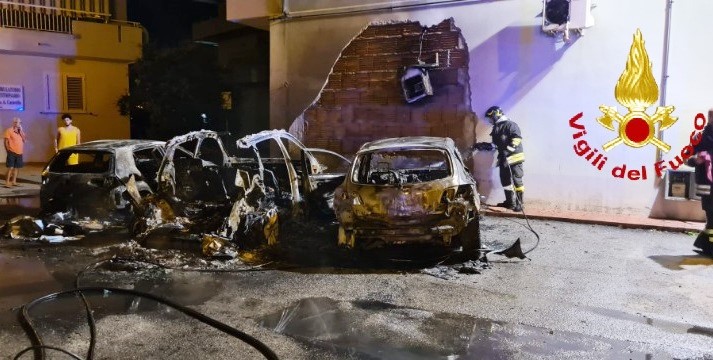 Milazzo – Cinque auto distrutte dalle fiamme nella notte. Danneggiata anche una palazzina