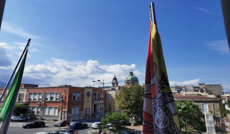 Barcellona. Tre candidati sindaco, quindici liste in corsa, 355 candidati al Consiglio.