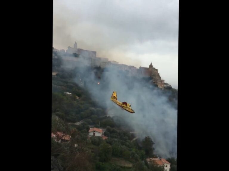 Naso – Le fiamme lambiscono il centro storico, sono momenti di tensione e paura